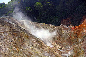 Le site de Sulphur Springs: pour observer les vapeurs ou prendre des bains de boue volcanique