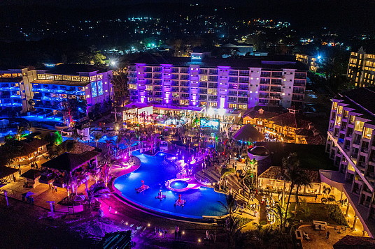 Vue aérienne du Sandals Dunn's River durant les célébrations de la grande ouverture du resort à Ocho Rios , Jamaïque, le 19 mai 2023