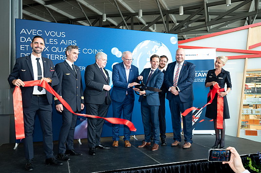 Cyrille Bader – Steward Air France ; François-Xavier Deloffre - Commandant de bord du vol AF 327 ; Michel Miraillet, Ambassadeur de France au Canada ; Mark Laroche, Président et chef de la direction Aéroport International d’Ottawa ; Eric Caron – Directeur général Amérique Nord Air France-KLM ; Jean-Eudes de La Bretèche, Directeur général Canada Air France-KLM ; Michael Crockatt – Président et chef de la direction Tourisme Ottawa et Laurence Priad – Hôtesse Air France et Responsable des manifestations extérieures et vols spéciaux AF.