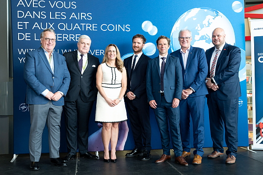 David Robinson, Vice-président senior Affaires publiques et secrétaire général Destination Canada ; Michel Miraillet, Ambassadeur de France au Canada ; Julie Kinnear, Présidente directrice générale Tourisme Outaouais ; Jean-Eudes de La Bretèche, Directeur général Canada Air France-KLM ; Eric Caron – Directeur général Amérique Nord Air France-KLM ; Mark Laroche, Président et chef de la direction Aéroport International d’Ottawa et Michael Crockatt – Président et chef de la direction Tourisme Ottawa.