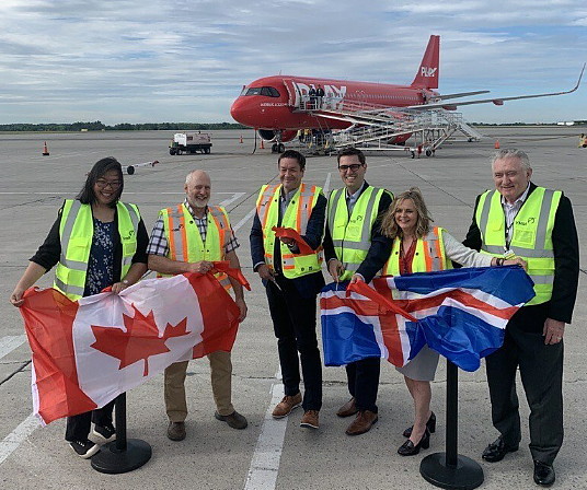 Les conseillers municipaux de Hamilton Tammy Hwang (à l’extrême gauche) et Mark Tadeson (deuxième à gauche) se joignent au chef de la direction de PLAY Airlines Birgir Jónsson (au milieu à gauche), à Cole Horncastle, directeur général exécutif, à l’aéroport international John C. Munro de Hamilton (au milieu à droite), à Cathie Puckering, vice-présidente et chef, Canadian Network Vantage Airport Group (à droite) et à Ed Minich, membre du conseil d’administration de l’aéroport international de Hamilton (à l’extrême droite) pour couper le ruban présentant le vol inaugural aux voyageurs canadiens. (Groupe CNW/PLAY