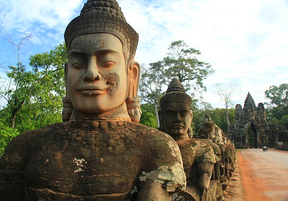 Angkor Thom est encerclée par 5 portes magistrales, gardées par des statues. Angkor Thom est encerclée par 5 portes magistrales, gardées par des statues.
