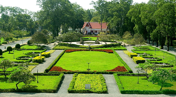 Les jardins à l'avant de l'hôtel. (cr. rga)