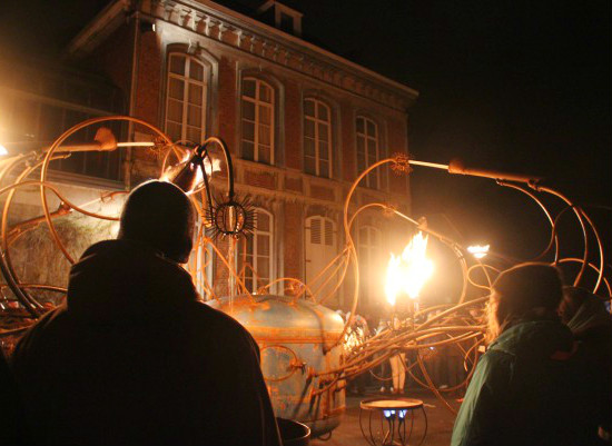 La fête d'ouverture se déroulait dans une vingtaine de lieux, présentant spectacles, concerts ou installations artistiques.