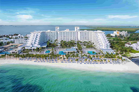 RIU rouvre les portes du Riu Caribe après rénovation et lance les RIU Party à Cancún