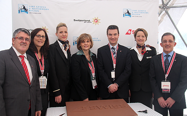 M. Beat Kaser,  Consul général de Suisse à Montréal (à gauche) en compagnie de l'équipe de Swiss Airlines.