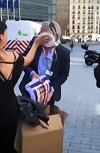 Le PDG de Ryanair doublement entarté à Bruxelles Le PDG de Ryanair doublement entarté à Bruxelles