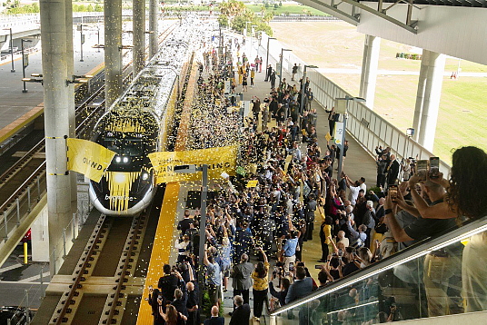 Le train voyageur Brightline entre Orlando et Miami est entré en service