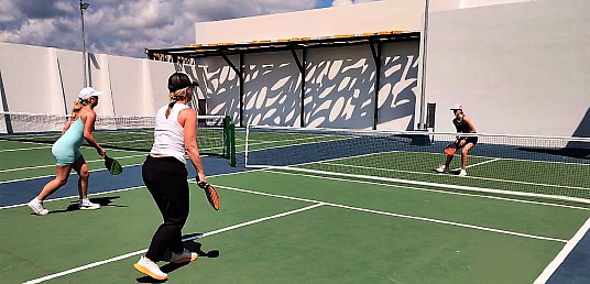 Plaisir tout compris: Blue Diamond Resorts prend les devants avec des terrains de pickleball