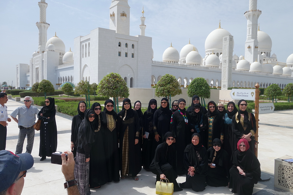 Les participantes à l'éducotour de Go Dubai ici revêtues de l'Abaya posent devant la mosquée Sheikh Zayed à Abu Dhabi