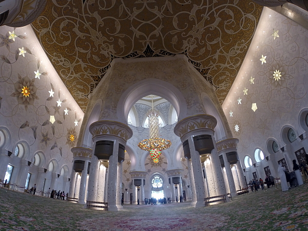 Les participantes à l'éducotour de Go Dubai revêtent l'abaya pour la visite d'une incroyable mosquée 