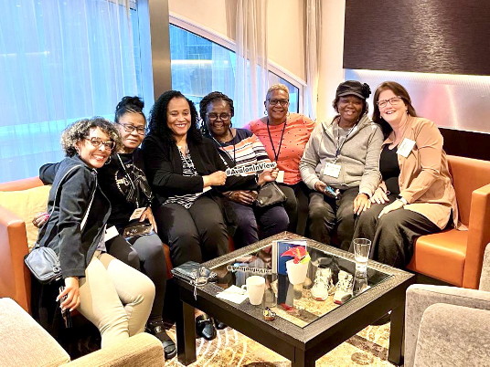 Les participants se retrouvent dans le Panorama Lounge, parmi lesquels : Angela Dabideen - Expedia Cruises ; Pauline Witter - Travel Agent Next Door ; Christine Crump - Expedia Cruises ; Marva Layne - Nexion Canada ; Marlene Peters - Exclusive Travel ; Ann Shaw - Travel Agent Next Door ; Fiona Bowen - ACTA.