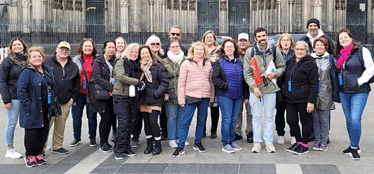 Manon Martel, directrice de l’ACTA avec un groupe de consielliers.ières durant l’excursion à Cologne