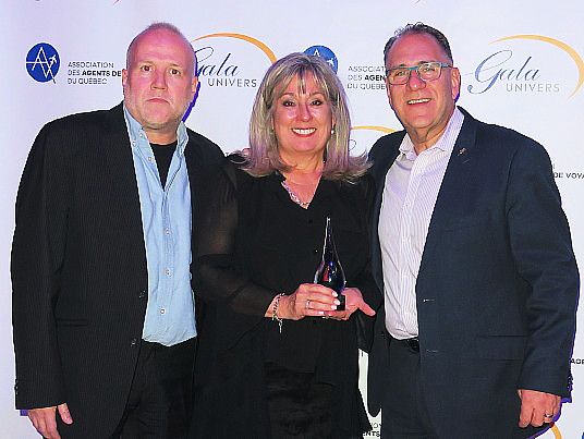 Moscou Côté président de  l'AAVQ; Lucie Guillemette qui rejoint la galerie d'honneur de Transat et Joseph Adamo chef de la direction ventes et marketingde de Transat Moscou Côté président de  l'AAVQ; Lucie Guillemette qui rejoint la galerie d'honneur de Transat et Joseph Adamo chef de la direction ventes et marketingde de Transat