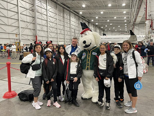 Ce matin, le premier vol d’Air Canada et de Voyage de rêves au départ de Montréal depuis 2019 a décollé pour faire vivre à 150 enfants un voyage inoubliable à Orlando. (Groupe CNW/Air Canada)