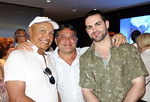 Colin Hunter, président du conseil; Sam Char directeur exécutif et xxxxxxxx, coordonnateur aux ventes de Groupe de Voyages Sunwing Colin Hunter, président du conseil; Sam Char directeur exécutif et xxxxxxxx, coordonnateur aux ventes de Groupe de Voyages Sunwing