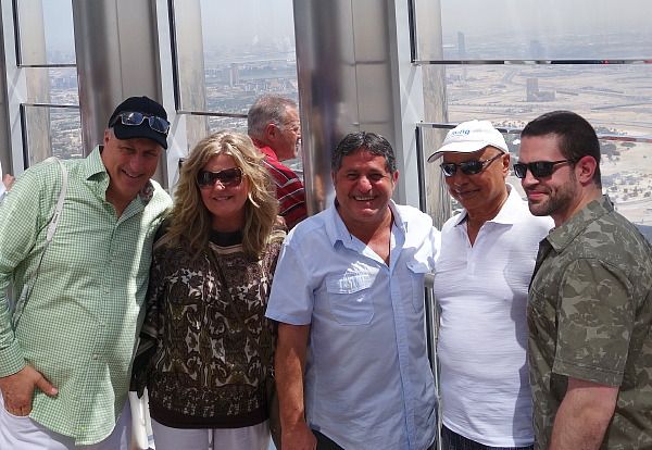 Charles Lussier et Caroline Lavictoire , de Godubaï en compagnie de Sam Char, Colin Hunter et xxxxxxxxxxx de Groupe de Voyages Sunwing, au belvédère de la tour Burj Khalifa à Dubaï