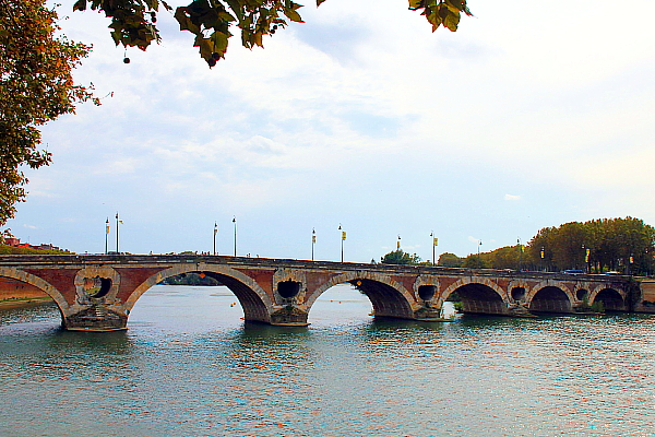 Toulouse est divisée en deux par la Garonne et ses ponts, qui donnent beaucoup de charme au centre historique