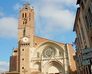 Toulouse est surnommée la ville rose, à cause des pierres rosées qui dominent le paysage