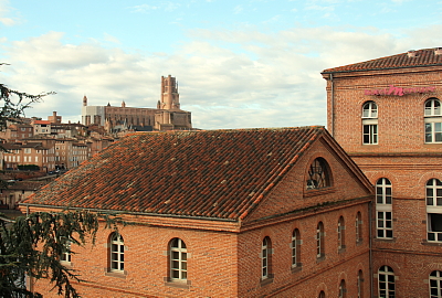 L'Hôtel Mercure Albi Bastides est voisin du Tarn.