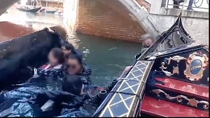 L'égoportrait de trop fait chavirer une gondole a Venise