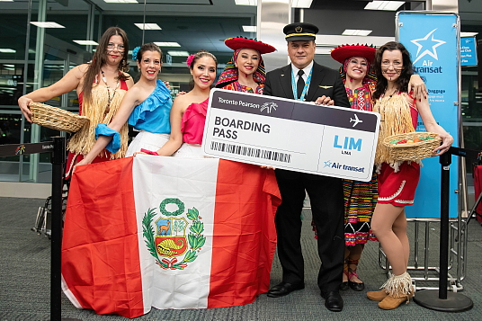 Jean-Paul Ayala Pachas, pilote d'Air Transat, et la troupe de danse péruvienne traditionnelle