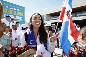 La Californienne Ariana Guilak, honorée à PUJ en tant que dix millionième visiteuse de République dominicaine en 2023.(photo par Mitur)