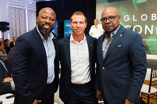 l’honorable Carlos James, ministre du Tourisme de Saint-Vincent-et-les-Grenadines ; le président exécutif de SRI, Adam Stewart et l’honorable Edmund Bartlett, ministre du Tourisme de la Jamaïque.