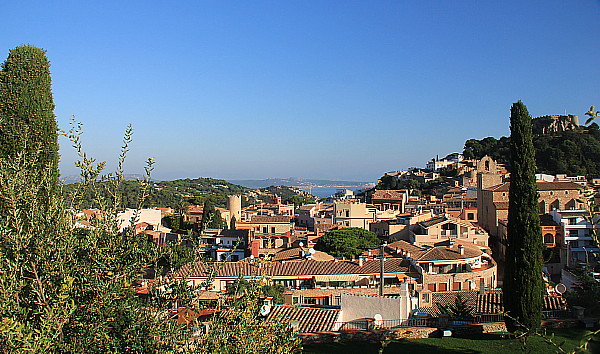 Bégur fait partie de ces nombreux villages haut perchés qui dominent la mer