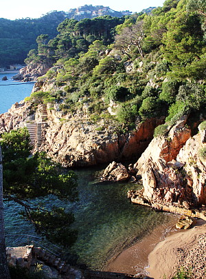 De nombreux hôtels surplombent la côte