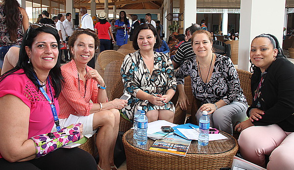 Une belle représentation - toute féminine ! - du groupe Transat cette année:  (De g à droite: Nadia Grandinetti, Renée Boisvert, Sylvie Légaré, Nathalie Thériault et Wendy Quintanella.) Une belle représentation - toute féminine ! - du groupe Transat cette année:  (De g à droite: Nadia Grandinetti, Renée Boisvert, Sylvie Légaré, Nathalie Thériault et Wendy Quintanella.)