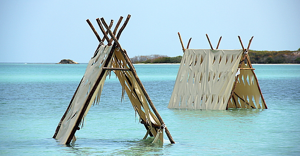En face de la plage du Melia Jardines del Rey: des tipis avec des hamacs, pour relaxer dans l'eau.