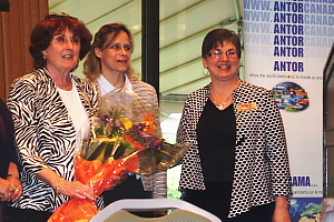 Mimi Chugani reçoit des fleurs de des mains de Barbara Simon et et Louise Paquette.