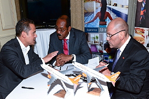 Stephen Hunter, CEO du Groupe de Voyages Sunwing en discussion avec les autorités du Tourisme d'Antigua Barbuda. (photo credit:Caribbean 360) Stephen Hunter, CEO du Groupe de Voyages Sunwing en discussion avec les autorités du Tourisme d'Antigua Barbuda. (photo credit:Caribbean 360)