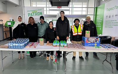 L’équipe de Park’N Fly à Montréal assemble des sacs à goûter pour le Manoir Ronald McDonald de Montréal.