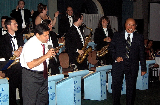 Sam Char et Colin Hunter en spectacle lors d'un congrès en septembre 2006