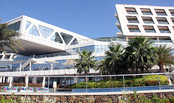 Le bâtiment est vaste, décoré de façon très contemporaine Le bâtiment est vaste, décoré de façon très contemporaine