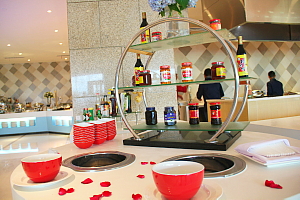 Les restaurants proposent de nombreux plats orientaux et occidentaux. Les restaurants proposent de nombreux plats orientaux et occidentaux.