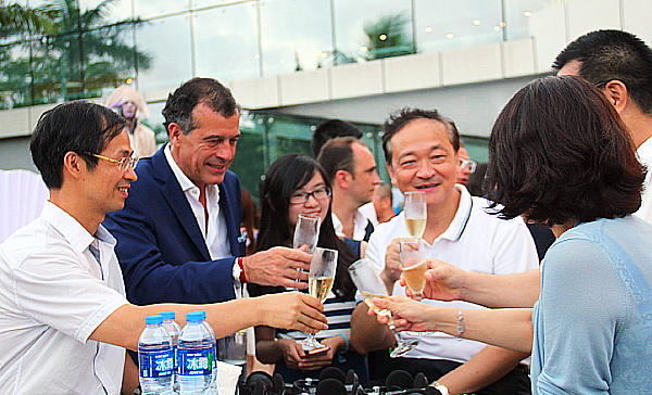 Henri Giscard d’Estaing, président directeur général du Club Méditerranée, Guo Guangchang, président de FOSUN  et Ms Dong, présidente de Gree Group.
