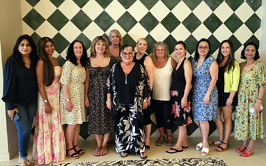 Rashida Adnan, Ravena Singh, Deborah Delgado, Sheila Holder, Cheryl Arieli (en arrière), Louise Wheeler (en avant), Erika Kennedy (Vacances WestJet), Heather McNamara, Nataly Niessner, Anh Chiem, Nicole Potter, Rita Sanduja