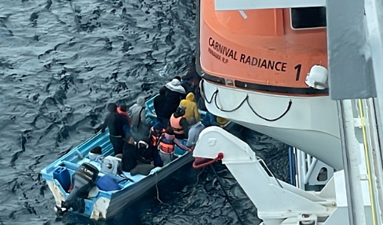 L’équipe du Carnival Radiance sauve 25 personnes bloquées à bord d’un petit bateau. (photo par Carnival) L’équipe du Carnival Radiance sauve 25 personnes bloquées à bord d’un petit bateau. (photo par Carnival)