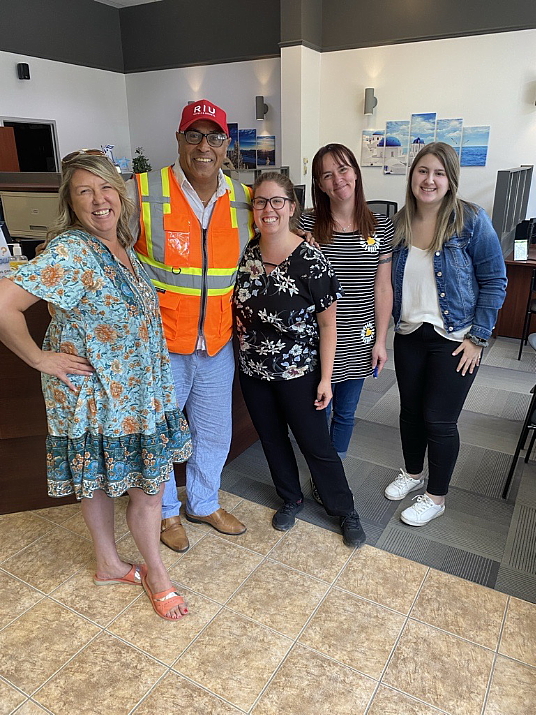 L'équipe des ventes de Vacances Sunwing sur la route pour la promotion des vacances de la construction L'équipe des ventes de Vacances Sunwing sur la route pour la promotion des vacances de la construction