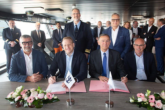 Juin 2024 – Après plus de deux ans de construction, Royal Caribbean International accueille Utopia of the Seas dans la famille. Une célébration a eu lieu à Saint-Nazaire, en France, avec plus de 1 400 membres d'équipage et travailleurs, le président-directeur général du groupe Royal Caribbean Jason Liberty, le président-directeur général de Royal Caribbean International Michael Bayley, le directeur général des Chantiers de l'Atlantique Laurent Castaing et les Chantiers de Jean-Yves Jaouen, directeur des opérations de l'Atlantique. L'ultime courte escapade va maintenant préparer la fête avec ses touches finales avant ses grands débuts en juillet à Port Canaveral (Orlando), en Floride. Crédit : sbw-photo