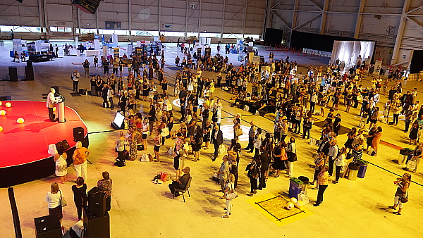 Guy Marchand, directeur des ventes de VAC s'adresse à l'assistance. Guy Marchand, directeur des ventes de VAC s'adresse à l'assistance.