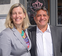 Marie-Josée Carrière, chef régionale marketing et Sam Char directeur exécutif du Groupe de Voyages Sunwing. Marie-Josée Carrière, chef régionale marketing et Sam Char directeur exécutif du Groupe de Voyages Sunwing.