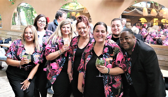 L'équipe des groupes a été chaudement applaudie à plusieurs reprises. L'équipe des groupes a été chaudement applaudie à plusieurs reprises.