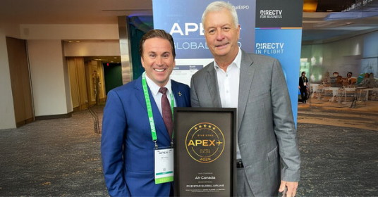 Michael Rousseau, président et chef de la direction d'Air Canada, accepte le prix APEX Five Star Global Airline 2025. (Groupe CNW/Air Canada)