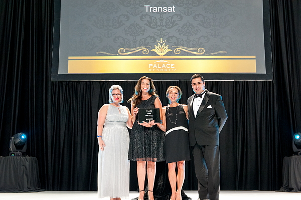 Diana Winters (Palace Resorts), Paula DeCampos (Directrice, Produits), Renée Boisvert (Vice-Présidente Produits, Marché sud), Juan Carlos Calderon (Palace Resorts). Diana Winters (Palace Resorts), Paula DeCampos (Directrice, Produits), Renée Boisvert (Vice-Présidente Produits, Marché sud), Juan Carlos Calderon (Palace Resorts).