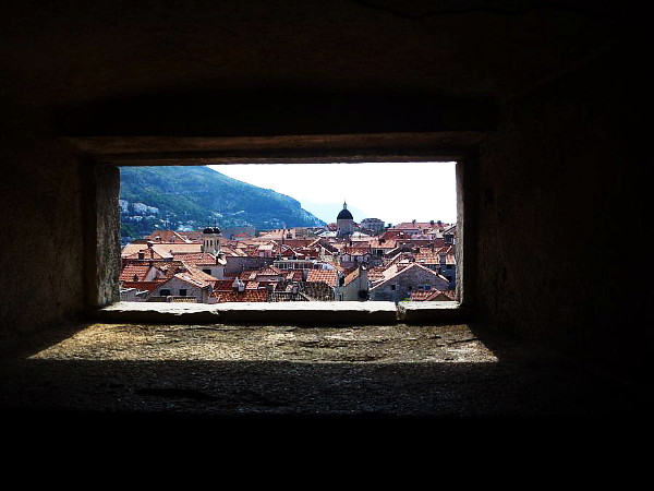 La vue depuis une meurtrière de la muraille