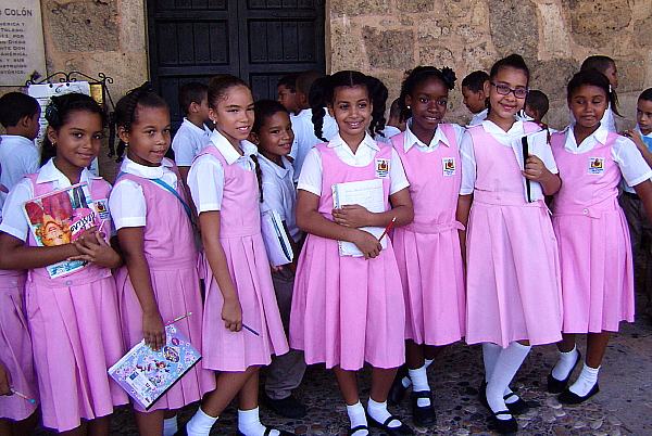 Un groupe d’étudiantes devant l’Alcazar de Colon